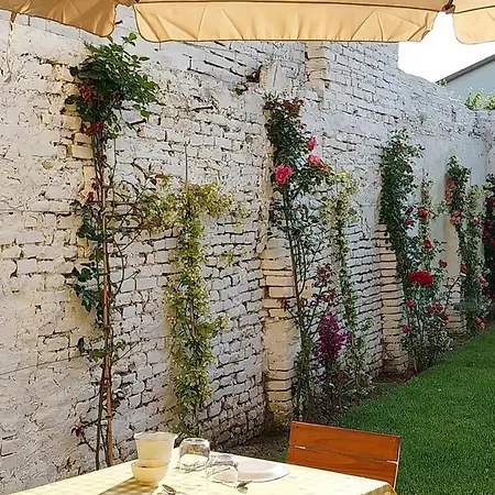 לינה וארוחת בוקר La Casa Gialla