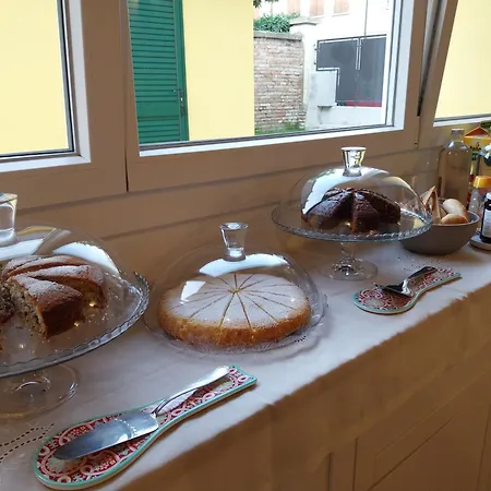 La Casa Gialla Bed & Breakfast *